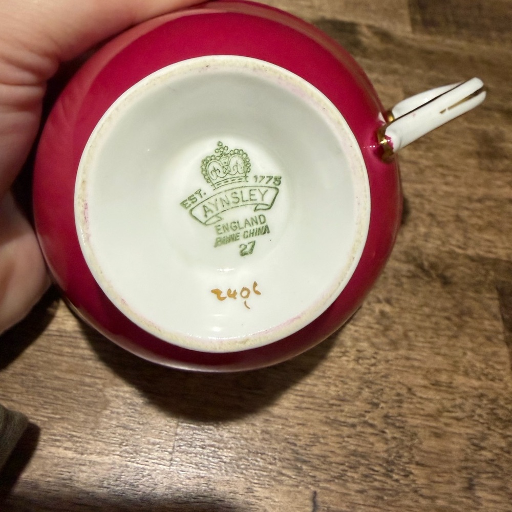Elegant Red and Gold Teacup - Picture 3 of 3